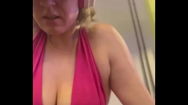 XXX Wow, my training at the gym left me very sweaty and even my pussy leaked, I was embarrassed because I was so horny toppvideoer