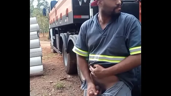 XXX Worker Masturbating on Construction Site Hidden Behind the Company Truck en iyi Videolar