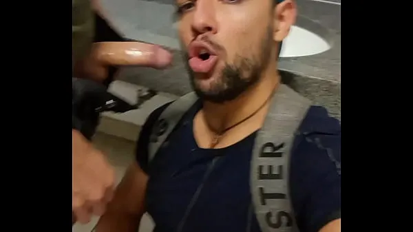 XXX Mouth sucker on these males' cocks in the subway bathroom κορυφαία βίντεο