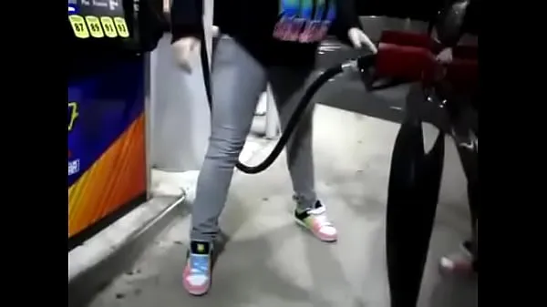 XXX verzweifeltes Mädchen, das Pee Jeans beim Pumpen des Gases benetztTop-Videos